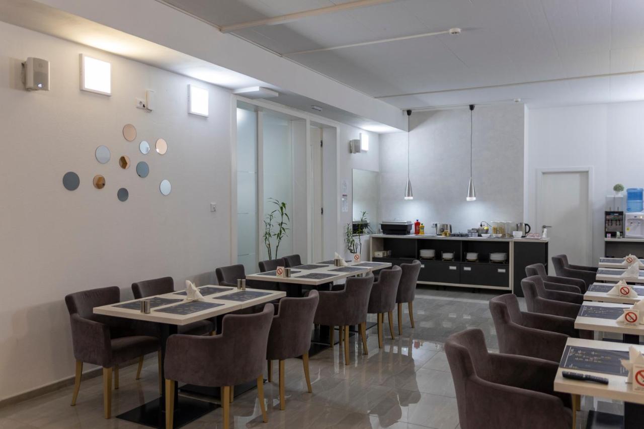 Garni Hotel 11Tica Dm Novi Sad Exterior photo